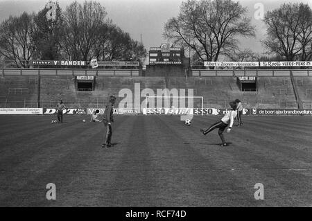 Getraind Ajax wordt door Bobby Haarms formation Bestanddeelnr Ajax, 927-1300. Banque D'Images