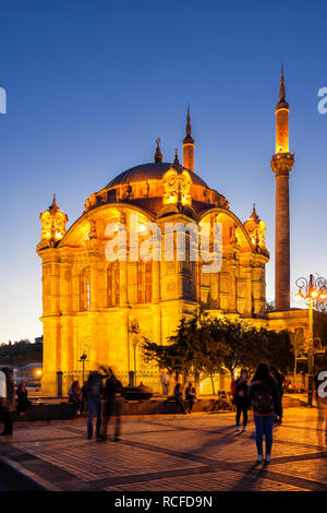 Éclairé par la Mosquée Ortakôy à Istanbul la nuit Banque D'Images