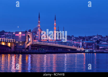 Le pont de Galata et Yeni Cami Mosque in Istanbul la nuit Banque D'Images