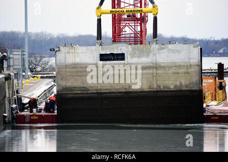 Le U.S. Army Corps of Engineers du district de Buffalo Black Rock Lock employés, le district de Buffalo, l'équipe de plongée de Huntington USACE, Losuiville USACE District District, District de Pittsburgh USACE et rivières régionales flotte Réparation (R3F) poursuivre les travaux sur la Roche Noire Verrouiller la porte des réparations, y compris la levée et l'enlèvement de l'entrée principale, Buffalo, NY, le 12 janvier 2019. Les réparations vont améliorer l'infrastructure de Black Rock et de maintenir la fonctionnalité pour les futures saisons de navigation. Banque D'Images