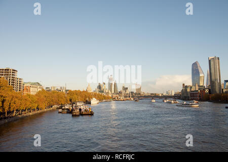 Gratte-ciel à côté de la Tamise à Londres Banque D'Images