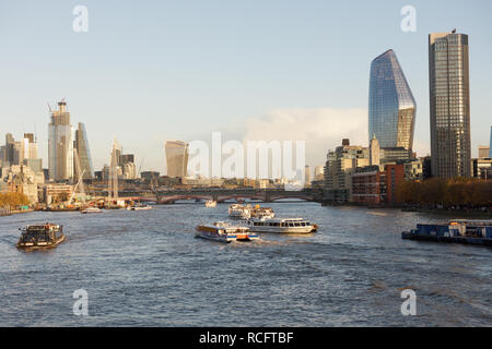 Gratte-ciel à côté de la Tamise à Londres Banque D'Images