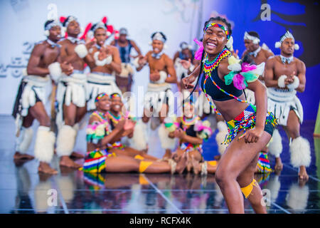 Des danseurs sud-africains d'Amazebra folklore Dance ensemble se produisent au festival de la danse maskdance qui s'est tenu à Andong, en Corée du Sud Banque D'Images