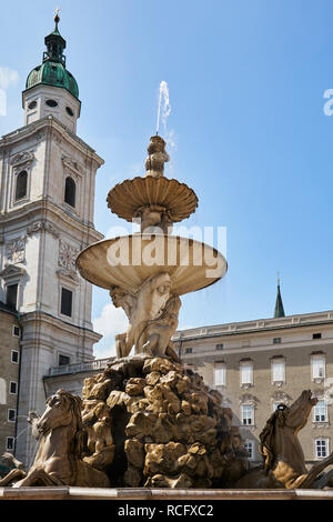 Résidence La Fontaine en place Residenzplatz et l'une des tours de la Cathédrale, Salzbourg, Autriche Banque D'Images