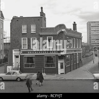 1960s, vue historique et extérieure du Bricklayers Arms Pub, Queen's Row, Southwark, Londres SE17, Angleterre, ROYAUME-UNI. C'était un pub de Whitbread, à cette époque, c'était un pub ou un boozer traditionnel pour hommes. Banque D'Images