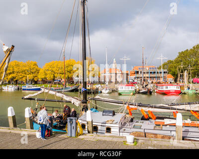 Les gens et en voilier traditionnel avant-port de ville historique d'Amsterdam, Noord-Holland, Banque D'Images