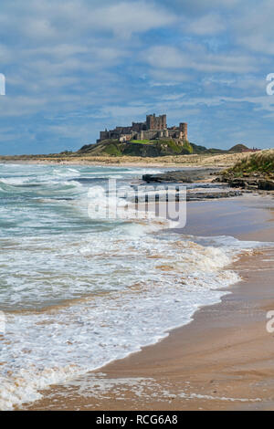 À la plage le long de la côte, Château de Bamburgh, Northumberland, England, UK, Banque D'Images