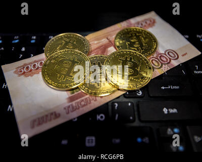 Bitcoin or pièce au rouble russe close up. Image symbolique de l'argent virtuel. Banque D'Images