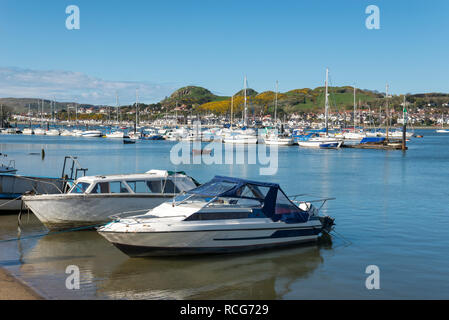 Une belle journée de printemps ensoleillée de Conwy Harbour sur la côte du nord du Pays de Galles. Banque D'Images