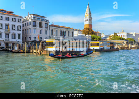 Près d'une station de vaporetto Gondolier et le campanile de San Marco à Venise, Italie. Banque D'Images