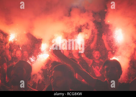 Thessalonique, Grèce - 22 septembre 2018 : Music fans burn fire torch sur wild rock concert au théâtre de la ville de Thessalonique. Foule sur f Banque D'Images