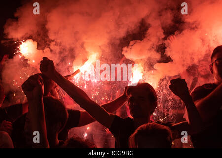 Thessalonique, Grèce - 22 septembre 2018 : Music fans burn fire torch sur wild rock concert au théâtre de la ville de Thessalonique. Foule sur f Banque D'Images