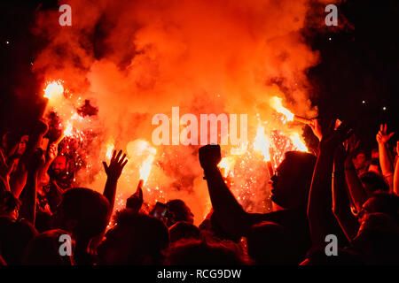 Thessalonique, Grèce - 22 septembre 2018 : Music fans burn fire torch sur wild rock concert au théâtre de la ville de Thessalonique. Foule sur f Banque D'Images