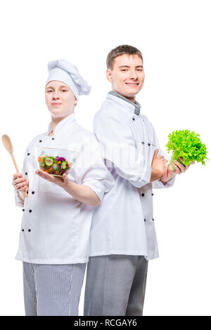 Les cuisiniers professionnels professionnels en costumes avec la salade dans les mains sur fond blanc isolé Banque D'Images