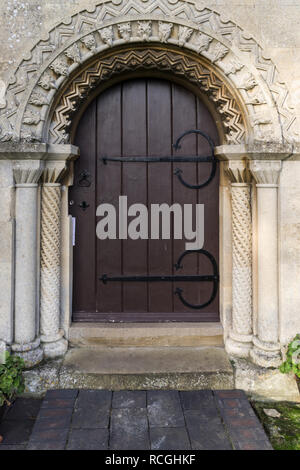 Porte en pierre sculptée, dans le style Neo-Norman, l'église de St Jean le Baptiste dans le village de Hartwell, Northamptonshire, Angleterre Banque D'Images