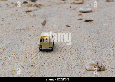 Toy 4x4 véhicule tout terrain à la plage. Banque D'Images