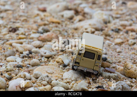 Toy 4x4 véhicule tout terrain à la plage. Banque D'Images