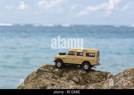 Toy 4x4 véhicule tout terrain à la plage Banque D'Images