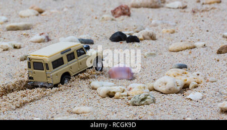 Toy 4x4 véhicule tout terrain à la plage Banque D'Images