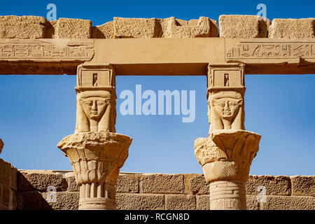 Les colonnes de l'Egypte ancienne au Temple de Philae à Assouan Egypte Louxor près de Banque D'Images