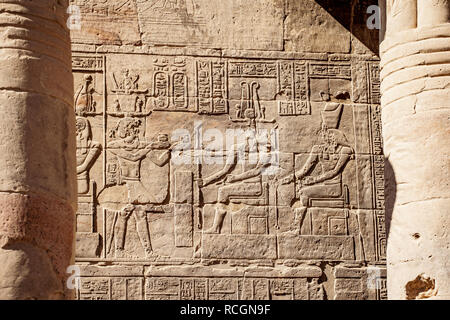 Les hiéroglyphes égyptiens antiques Assouan Philae temple Banque D'Images