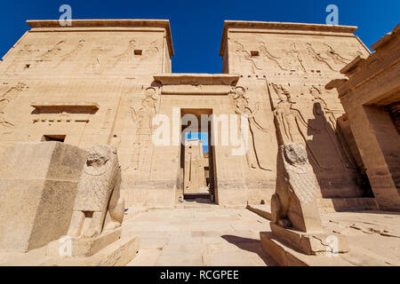 Temple de Philae entrée gardée par deux statues de lion en Egypte Banque D'Images