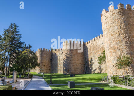 Park et les remparts de la ville de Avila, Espagne Banque D'Images