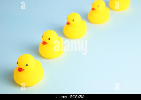 Rangée de canards en caoutchouc jaune, concept de leadership Banque D'Images