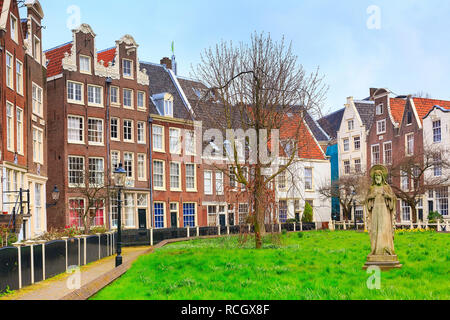 Cour Begijnhof néerlandaise avec maisons à Amsterdam, Pays-Bas Banque D'Images