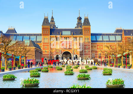 Amsterdam, Pays-Bas - 31 mars 2016 : l'eau et de fleurs, le Rijksmuseum et les gens en face de l'écriture, Amsterdam, Museumplein, Holland Banque D'Images