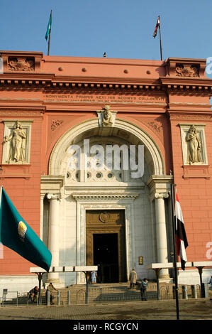 Le Caire, Egypte - 11 novembre 2006 : Le Musée égyptien au Caire, l'un des plus célèbres musées du monde. Les touristes viennent par l'entrée principale je Banque D'Images