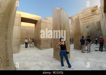 Femme au Temple de la vallée de Khafré Banque D'Images