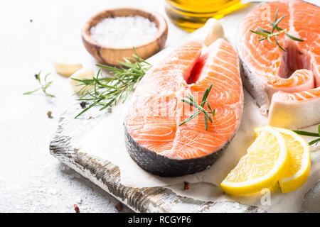 Poisson frais pavé de saumon aux épices sur une planche à découper. Banque D'Images