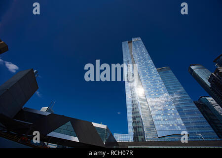 Un paysage extraordinaire de la skyline de Toronto au Canada, avec ses gratte-ciel de grande hauteur et les immeubles de bureaux et la Tour CN se reflétant dans les fenêtres Banque D'Images