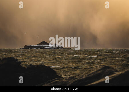 Vue sur l'île de Munkholmen avec de vieux monastère, forteresse plus tard. Winter blizzard, tempête de grêle, tempêtes en mer d'eau sur Trondheimsfjorden. Banque D'Images