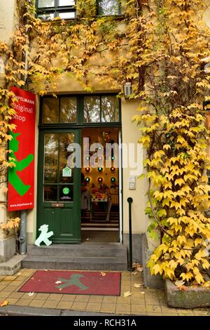 Berlin, Allemagne - le 10 novembre 2018. Entrée de l'Ampelmann original cadeaux et souvenirs shop Berlin en cour V de Hackesche Hofe complexe cour Banque D'Images