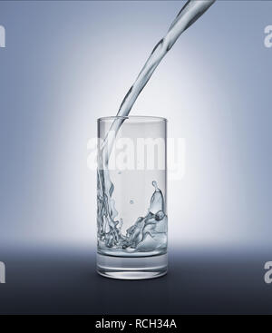 Verser de l'eau dans un verre avec splash à l'intérieur. Vue rapprochée d'un côté. Isolé sur fond gris. Chemin de détourage inclus. Banque D'Images