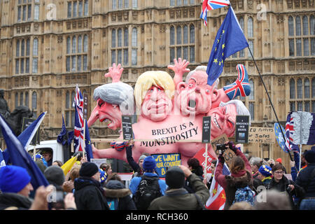 Des effigies de premier ministre Theresa May, ancien ministre des affaires étrangères, Boris Johnson, secrétaire à l'environnement actuel et Michael Gove ancien secrétaire Brexit David Davis, sont conduits au-delà des Chambres du Parlement, Londres, dans la perspective de la Chambre des communes vote sur le premier ministre Brexit traiter. Banque D'Images