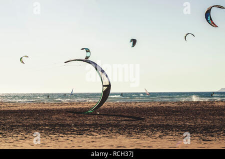 Windsurfs voile voiles de parachute landing on beach in Lanzarote lors d'une session pratique de plage. Banque D'Images