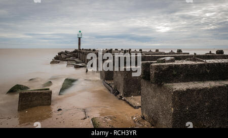 Les vagues déferlent sur l'ancienne jetée en bois, Landguard Point, Felixstowe, Suffolk Banque D'Images