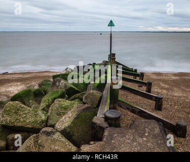 À la défense de la plage dans le Suffolk Felixstowe Banque D'Images