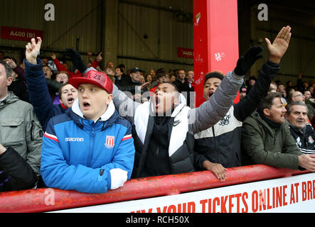 Stoke City fans dans les tribunes avant le match Banque D'Images