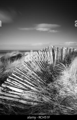 Le travail de conservation qui se déroulent sur la plage de St Annes, près de Blackpool sur la côte de Fylde. Banque D'Images