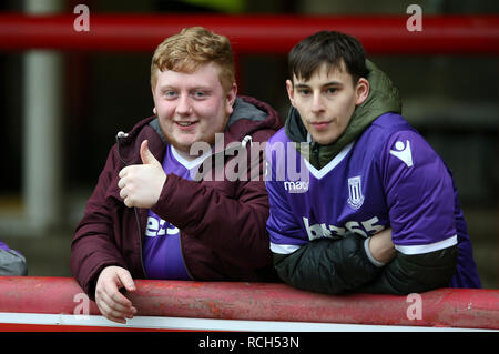 Stoke City fans dans les tribunes avant le match Banque D'Images