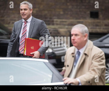 Retransmettre LA CORRECTION DE NOM À GEOFFREY COX Brexit Secrétaire, Stephen Barclay (à gauche) et Procureur général Geoffrey Cox, arriver à Downing Street, à Londres, pour une réunion du cabinet, l'avant de la Chambre des communes vote sur le premier ministre Brexit traiter. Banque D'Images