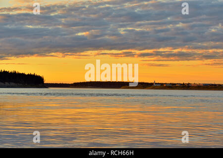 Ciel coucher de soleil sur le fleuve Mackenzie, Fort Providence, Territoires du Nord-Ouest, Canada Banque D'Images