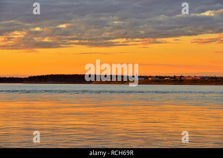 Ciel coucher de soleil sur le fleuve Mackenzie, Fort Providence, Territoires du Nord-Ouest, Canada Banque D'Images