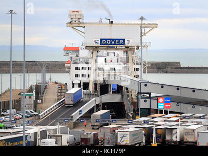 Les conseils d'un camion un cross channel ferry dans le Port de Douvres dans le Kent que les députés se préparent à voter sur l'arrière premier ministre Theresa May's deal pour quitter l'Union européenne. Banque D'Images