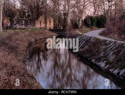 Coucher du soleil sur la rivière Olona et abandonnés dans les bois de l'usine. La Lombardie, Italie Banque D'Images
