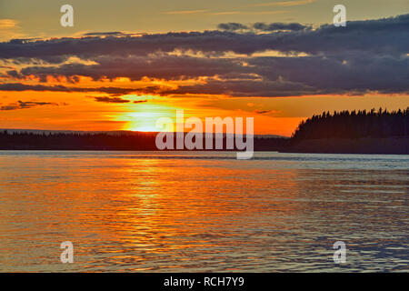 Ciel coucher de soleil sur le fleuve Mackenzie, Fort Providence, Territoires du Nord-Ouest, Canada Banque D'Images